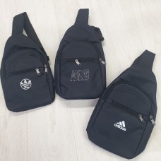 Сумка на одне плече для чоловіків на блискавці, плечовий ремінь регулюється по довжині.