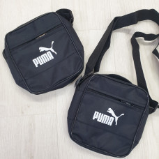 Компактна барсетка 15×14×4 см. Одне основне відділення + передня кишеня на блискавці. Легка та зручна модель для щоденного використання. Щільна тканина, міцна фурнітура. Ідеальний варіант для міста та подорожей. Опт зі складу.