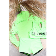Купальник із шортами та кофтою "California". Розміри 34–42. У серії 5 шт. Фабричний Китай. Стильний спортивний дизайн, топ із написом, довгий рукав для захисту від сонця. Ідеально для пляжу, спорту або серфу. Опт зі складу.