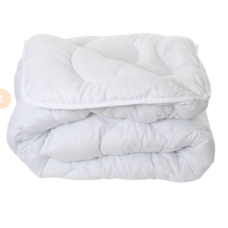 Стьобана ковдра 195×210 см. Легка, м’яка й тепла. Підходить для щоденного використання вдома чи в готелі.