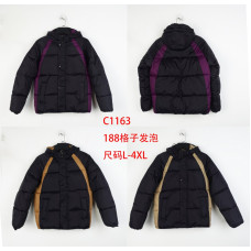 Чоловічі зимові пуховики модель C1139. Теплі та легкі, з капюшоном і кишенями на блискавці. Розміри L–4XL. Три кольори: чорний, оливковий, чорний із синьою вставкою. Ідеальні для холодної погоди, опт.