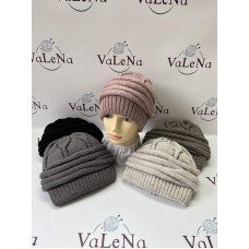 Жіночі зимові шапки VaLeNa. Подвійна трикотажна в’язка, теплі та стильні. Відворот з об’ємним плетінням «косичка». Кольори: чорний, сірий, графіт, бежевий, коричневий, пудра. Опт від 1 уп.